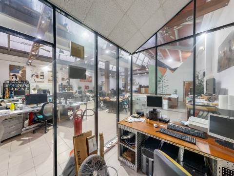 Armazém remodelado e transformado em Escritório