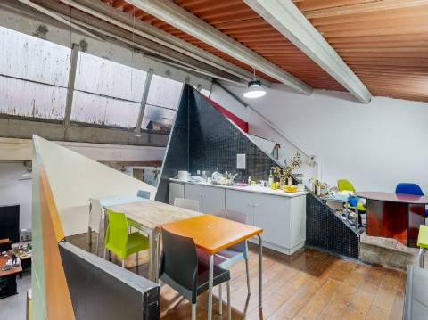 Armazém remodelado e transformado em Escritório