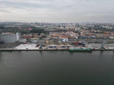 Armazém remodelado e transformado em Escritório