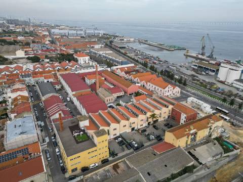 Armazém remodelado e transformado em Escritório