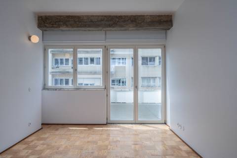 Apartamento T1 de 55 m2 a 300 m da Estação de Metro dos Aliados!