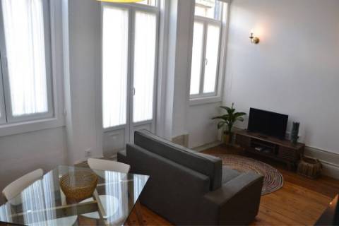 Prédio de dois pisos na zona histórica do Porto!!