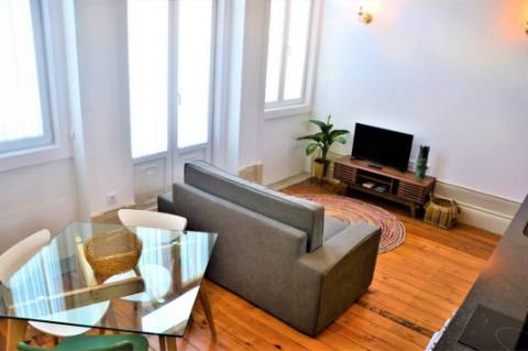 Prédio de dois pisos na zona histórica do Porto!!