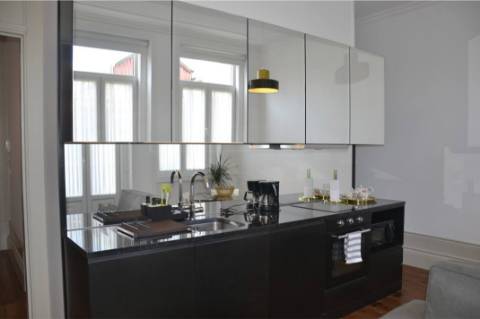 Prédio de dois pisos na zona histórica do Porto!!