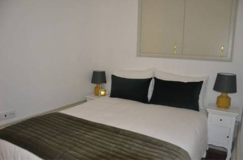 Prédio de dois pisos na zona histórica do Porto!!