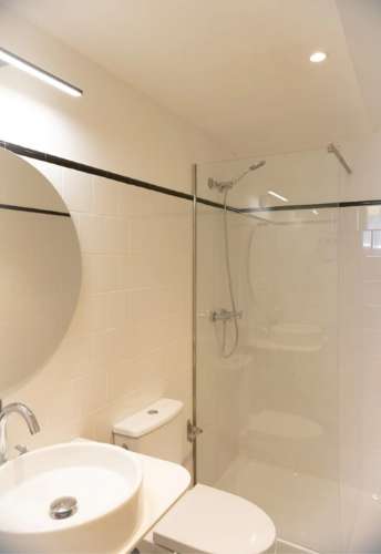 Prédio de dois pisos na zona histórica do Porto!!