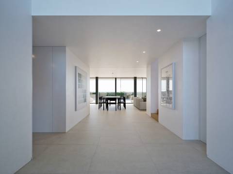 Luxuosa Residência em Lagos: Um Refúgio com Vista Deslumbrante e Tecnologia de Ponta