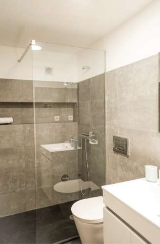 Prédio de dois pisos na zona histórica do Porto!!