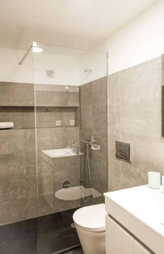 Prédio de dois pisos na zona histórica do Porto!!