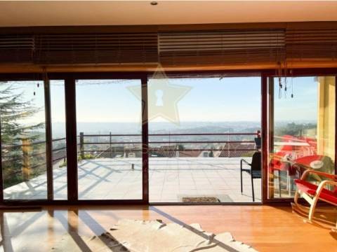 Fantástica moradia T6 com 3 pisos em Baguim do Monte!