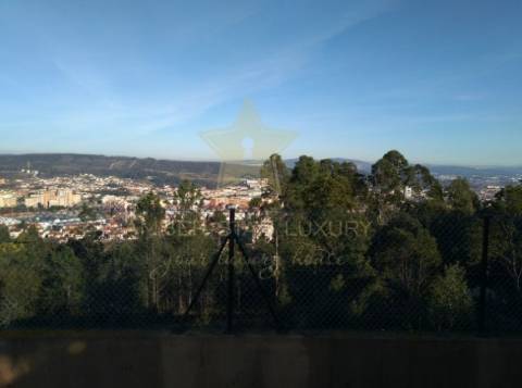 Fantástica moradia T6 com 3 pisos em Baguim do Monte!