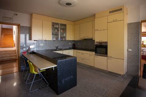 Fantástica moradia T6 com 3 pisos em Baguim do Monte!