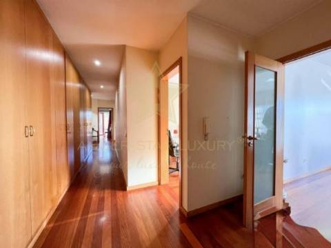 Fantástica moradia T6 com 3 pisos em Baguim do Monte!