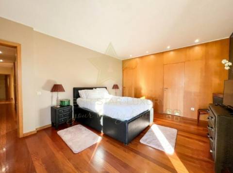 Fantástica moradia T6 com 3 pisos em Baguim do Monte!