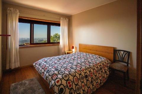 Fantástica moradia T6 com 3 pisos em Baguim do Monte!