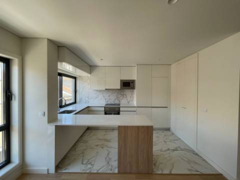 Apartamento T3 inserido dentro de um empreendimento com uma localização prime numa das zonas mais centralizadas da cidade do Porto!