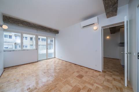 Apartamento T1 de 55 m2 a 300 m da Estação de Metro dos Aliados!