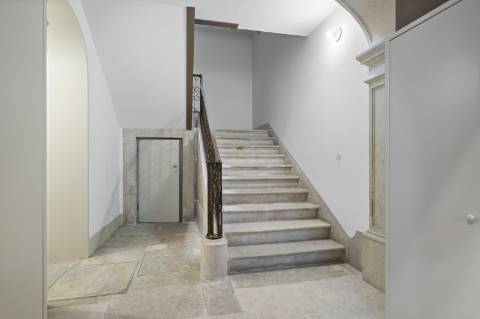 Apartamento T1 novo à beira do Chiado em Lisboa!!