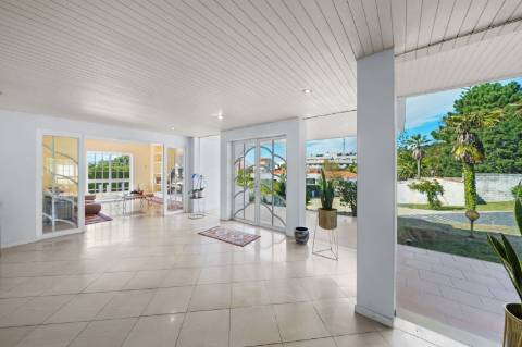 Moradia 8 suites + casa independente com 2 suites, com piscinas interna e externa, localizada em Arcozelo.
