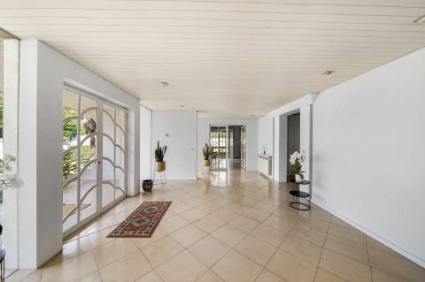 Moradia 8 suites + casa independente com 2 suites, com piscinas interna e externa, localizada em Arcozelo.
