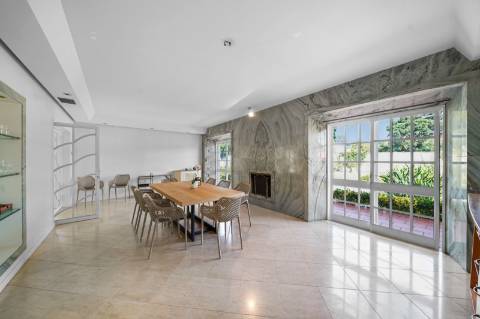 Moradia 8 suites + casa independente com 2 suites, com piscinas interna e externa, localizada em Arcozelo.
