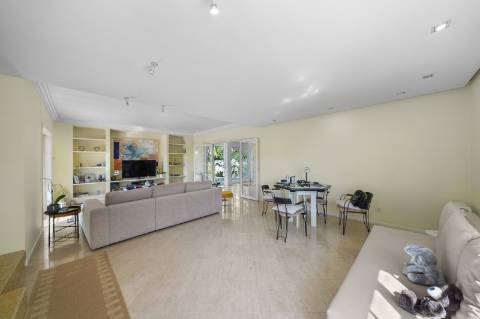 Moradia 8 suites + casa independente com 2 suites, com piscinas interna e externa, localizada em Arcozelo.
