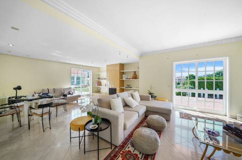 Moradia 8 suites + casa independente com 2 suites, com piscinas interna e externa, localizada em Arcozelo.
