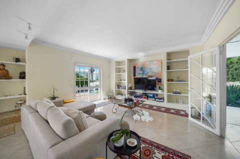 Moradia 8 suites + casa independente com 2 suites, com piscinas interna e externa, localizada em Arcozelo.
