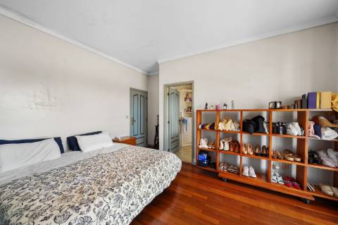 Moradia 8 suites + casa independente com 2 suites, com piscinas interna e externa, localizada em Arcozelo.
