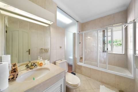 Moradia 8 suites + casa independente com 2 suites, com piscinas interna e externa, localizada em Arcozelo.
