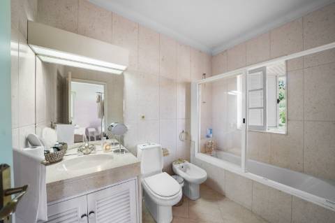 Moradia 8 suites + casa independente com 2 suites, com piscinas interna e externa, localizada em Arcozelo.
