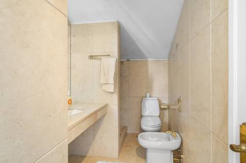 Moradia 8 suites + casa independente com 2 suites, com piscinas interna e externa, localizada em Arcozelo.
