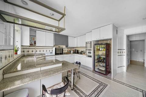 Moradia 8 suites + casa independente com 2 suites, com piscinas interna e externa, localizada em Arcozelo.
