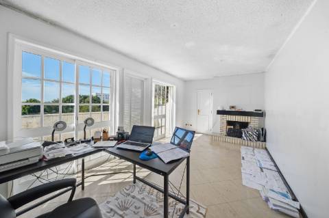 Moradia 8 suites + casa independente com 2 suites, com piscinas interna e externa, localizada em Arcozelo.
