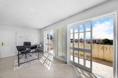 Moradia 8 suites + casa independente com 2 suites, com piscinas interna e externa, localizada em Arcozelo.
