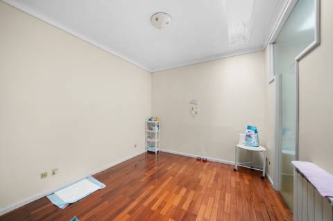 Moradia 8 suites + casa independente com 2 suites, com piscinas interna e externa, localizada em Arcozelo.
