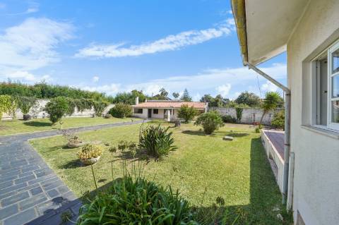 Moradia 8 suites + casa independente com 2 suites, com piscinas interna e externa, localizada em Arcozelo.
