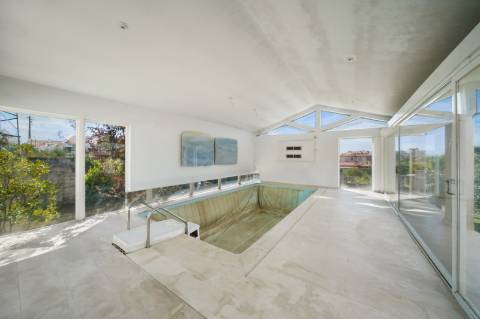 Moradia 8 suites + casa independente com 2 suites, com piscinas interna e externa, localizada em Arcozelo.
