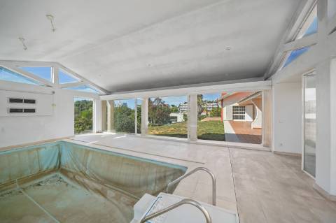 Moradia 8 suites + casa independente com 2 suites, com piscinas interna e externa, localizada em Arcozelo.
