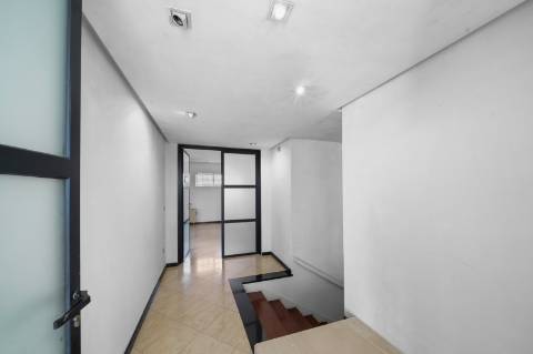 Moradia 8 suites + casa independente com 2 suites, com piscinas interna e externa, localizada em Arcozelo.
