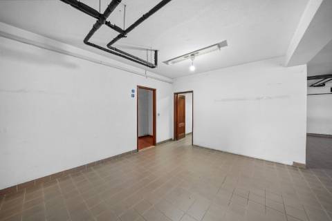 Moradia 8 suites + casa independente com 2 suites, com piscinas interna e externa, localizada em Arcozelo.
