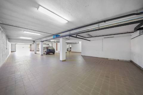 Moradia 8 suites + casa independente com 2 suites, com piscinas interna e externa, localizada em Arcozelo.
