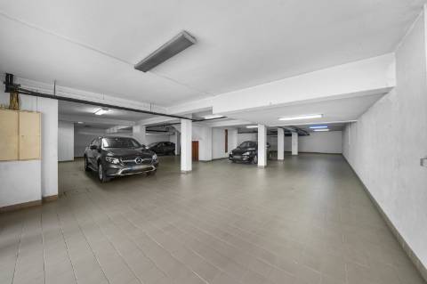 Moradia 8 suites + casa independente com 2 suites, com piscinas interna e externa, localizada em Arcozelo.
