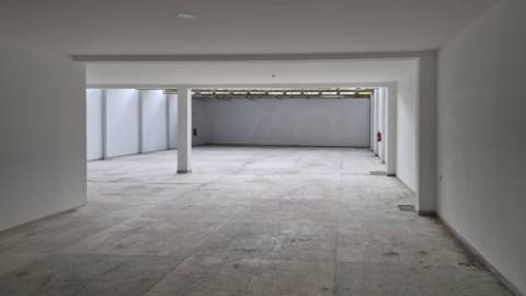 Loja Open Space de 382 m² em Zona Central do Porto - Ideal para Comércio ou Serviços