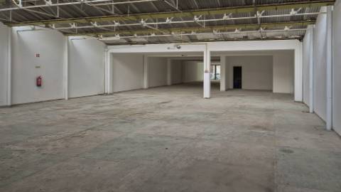 Loja Open Space de 382 m² em Zona Central do Porto - Ideal para Comércio ou Serviços