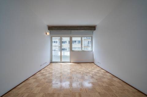 Apartamento T1 de 55 m2 a 300 m da Estação de Metro dos Aliados!