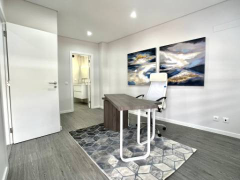 Apartamento T4 com Varandas e Vista Deslumbrante sobre a Ria Formosa