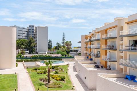 T2 em Vilamoura com mar à vista e terraço privativo