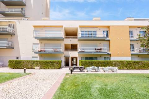 T2 em Vilamoura com mar à vista e terraço privativo