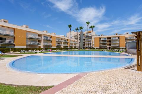 T2 em Vilamoura com mar à vista e terraço privativo